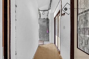 We offer for sale a spacious 3 + kk apartment of 77 m², located in a quiet part of Káranice…