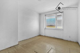 We offer for sale a spacious 3 + kk apartment of 77 m², located in a quiet part of Káranice…