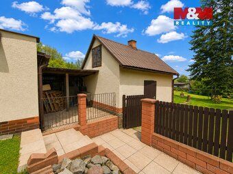 We offer for sale a family house in a quiet and highly sought-after location