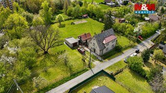 We offer for sale a family house in a quiet and highly sought-after location