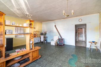 We offer for sale a traditional South Bohemian farmhouse in the village of Krašlovice