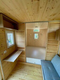 External dimensions L 7.3 m, W 2.4 m, floor area 15 sqm.
