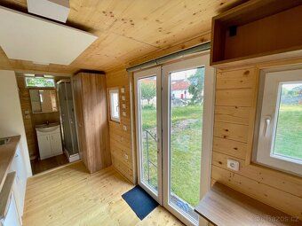 External dimensions L 7.3 m, W 2.4 m, floor area 15 sqm.
