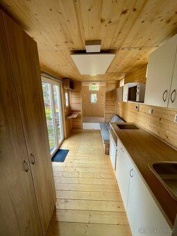 External dimensions L 7.3 m, W 2.4 m, floor area 15 sqm.