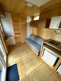 External dimensions L 7.3 m, W 2.4 m, floor area 15 sqm.