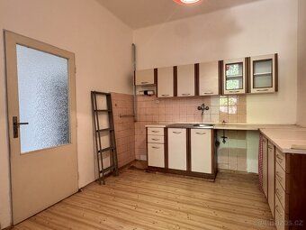 I am offering for sale a spacious 3BR apartment in private ownership of 