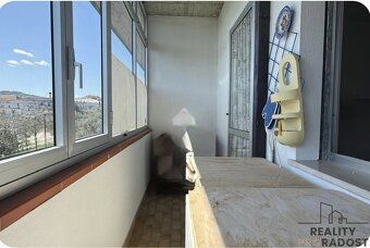 Hledáte apartmán jen pár kroků od moře s parkovacím místem?
