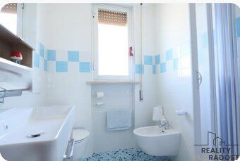 Hledáte apartmán jen pár kroků od moře s parkovacím místem?
