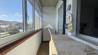 Hledáte apartmán jen pár kroků od moře s parkovacím místem?

