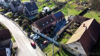 We offer for sale a spacious family house with garden, covered terrace, garage and parking…