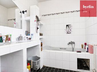 Prodej rodinného domu se dvěma byty, garáží a zahradou – Kra