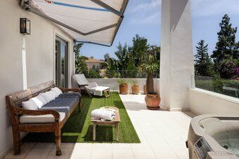 This property is located in beautiful, quiet and safe area just minutes away from Marbella…