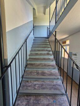 I am offering for sale a sunny apartment renovated down to the last detail in personal property.