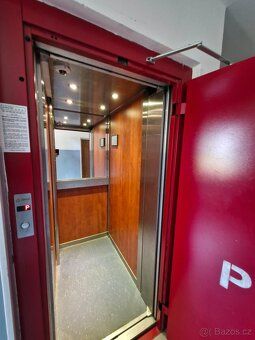 I am offering for sale a sunny apartment renovated down to the last detail in personal property.