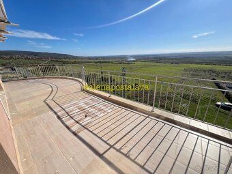 bd9041 Price - 82,000 Euros Great 3BR apartment (145 sqm) with sea and mountain views…