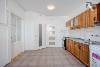 Looking for an apartment with the atmosphere of interwar urban development featuring spacious rooms and plenty of light?