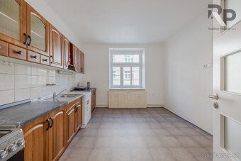 Looking for an apartment with the atmosphere of interwar urban development featuring spacious rooms and plenty of light?
