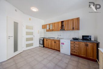 Looking for an apartment with the atmosphere of interwar urban development featuring spacious rooms and plenty of light?