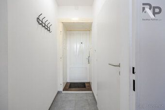 Looking for an apartment with the atmosphere of interwar urban development featuring spacious rooms and plenty of light?