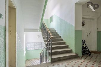 Looking for an apartment with the atmosphere of interwar urban development featuring spacious rooms and plenty of light?