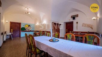 Nabízíme k prodeji zavedenou restauraci s ubytováním v maleb