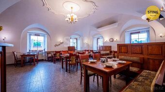 Nabízíme k prodeji zavedenou restauraci s ubytováním v maleb