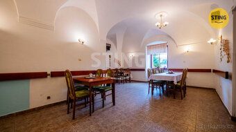 Nabízíme k prodeji zavedenou restauraci s ubytováním v maleb