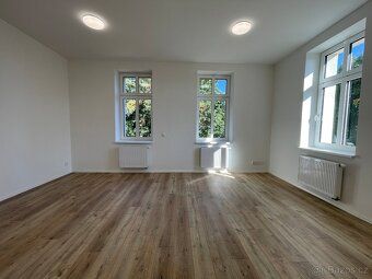 Pronájem bytu 3+1 (90m²), 1.patro cihlového domu, který je k