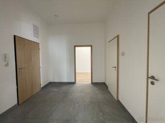 Pronájem bytu 3+1 (90m²), 1.patro cihlového domu, který je k