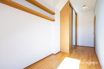 Nabízíme k dlouhodobému podnájmu atraktivní a prosvětlený me