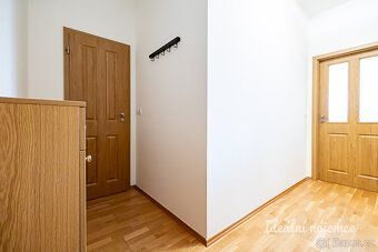 Nabízíme k dlouhodobému podnájmu atraktivní a prosvětlený me