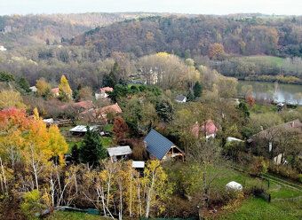 Prodáme zděnou chatu na rovinatém pozemku u Liběchova – Boží