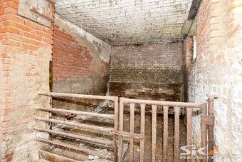 We offer for sale a barn with conversion project and issued construction permit in the center…