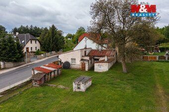 We offer for sale a family house located in a quiet part of