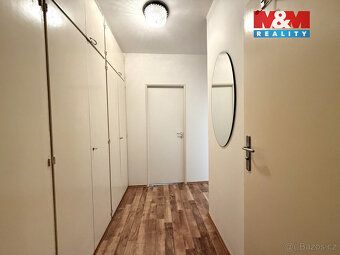 Nabízíme k pronájmu světlý byt 2+kk, 40 m² v centru Kobylis,