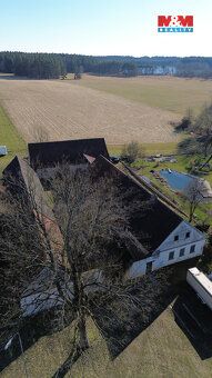 Nabízíme k prodeji zemědělskou usedlost. Bývalý statek s uza