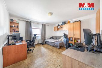 We offer for sale a spacious and modern family house with total