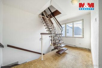 We offer for sale a spacious and modern family house with total