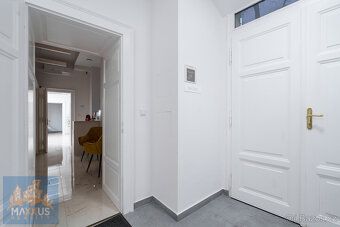 Nabízíme k pronájmu 1 kadeřnické křeslo v zavedeném, moderní