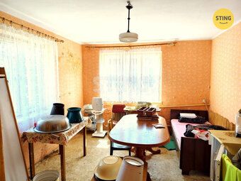 We offer for sale a family house with 5+1 bedrooms and two farm buildings and an enormous barn…