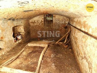 We offer for sale a family house with 5+1 bedrooms and two farm buildings and an enormous barn…