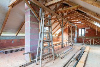 Prodá se rozestavěný RD s pozemkem o rozloze 638 m² v centru