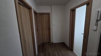 Hledáte dlouhodobý pronájem moderního bytu 3+1, který právě 