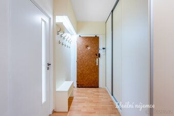 K dlouhodobému podnájmu nabízíme světlý a prakticky řešený b
