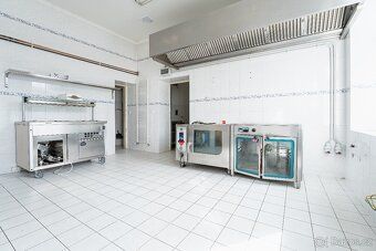 Na frekventované trase mezi Brnem a Uherským Hradištěm stojí