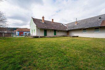 Na frekventované trase mezi Brnem a Uherským Hradištěm stojí