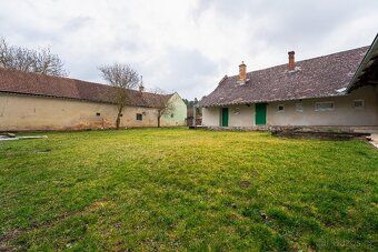 Na frekventované trase mezi Brnem a Uherským Hradištěm stojí