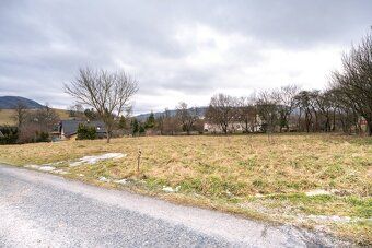 We offer two equally large building plots totaling 