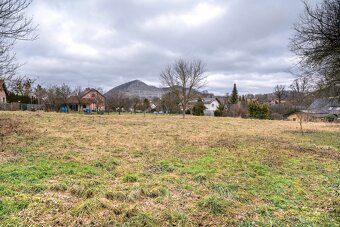 We offer two equally large building plots totaling 