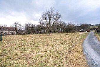 We offer two equally large building plots totaling 